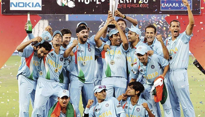 The Indian team raises the ICC World Twenty20 trophy after defeating Pakistan in the final at the Wanderers Cricket Stadium in Johannesburg, 24 September 2007.
